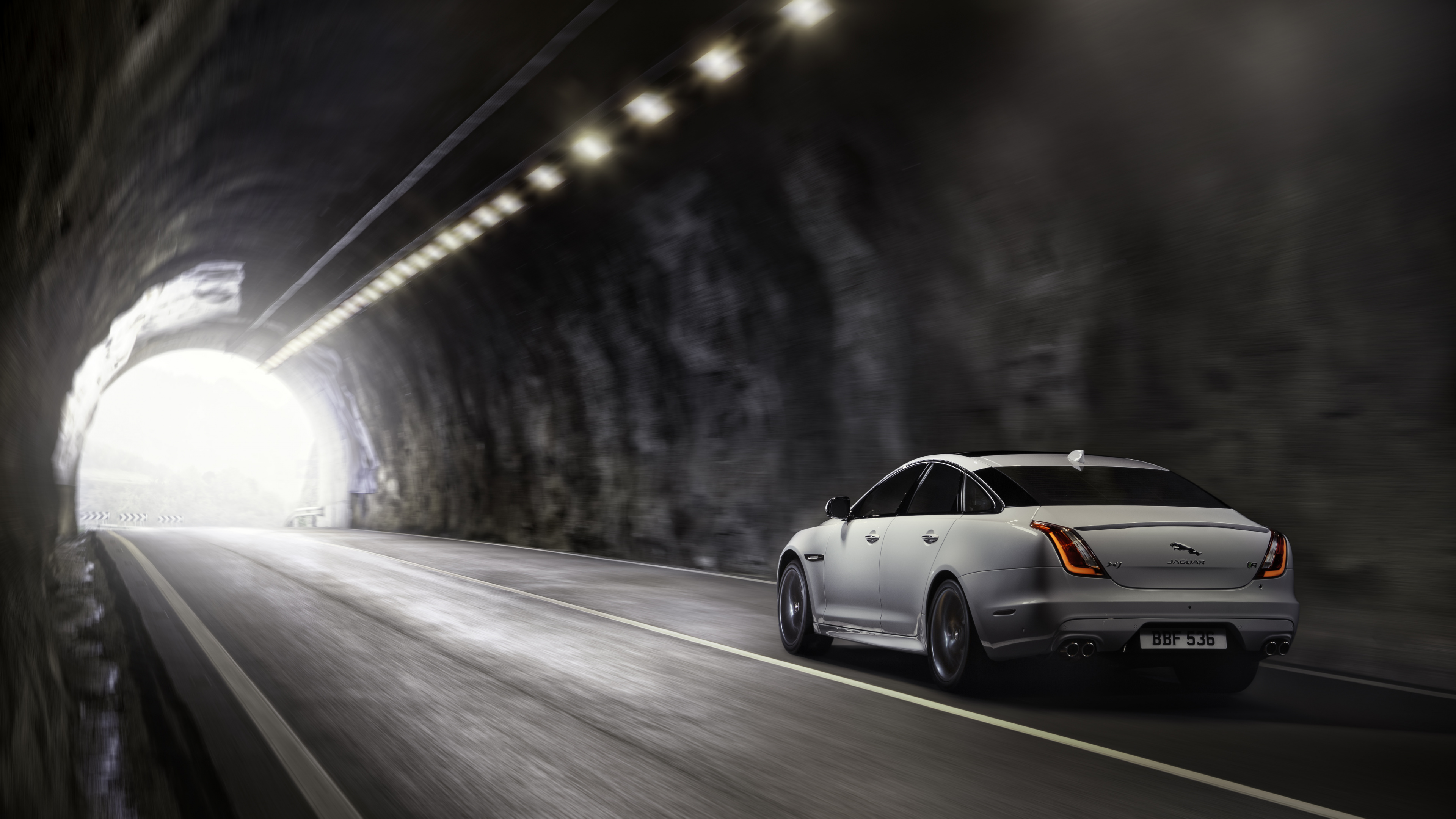 Sedán Blanco en la Carretera Durante el Día. Wallpaper in 3840x2160 Resolution