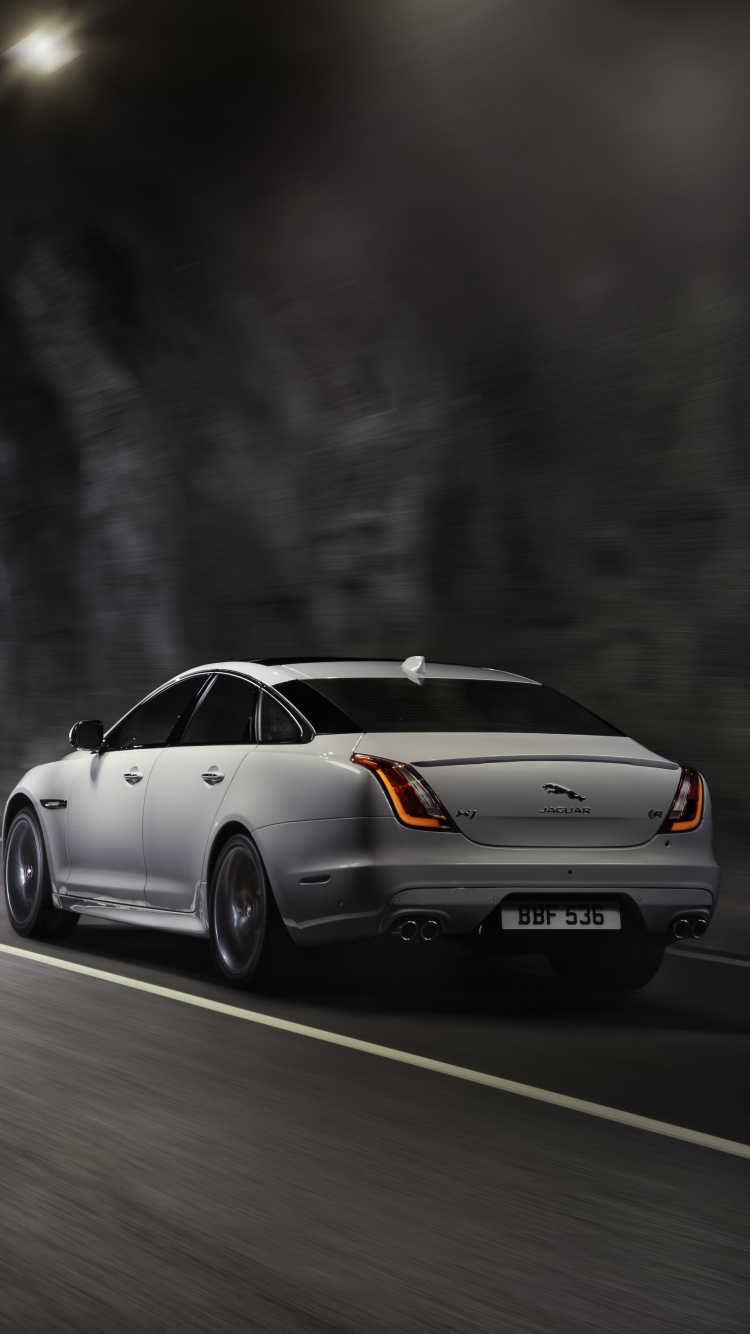 Sedán Blanco en la Carretera Durante el Día. Wallpaper in 750x1334 Resolution