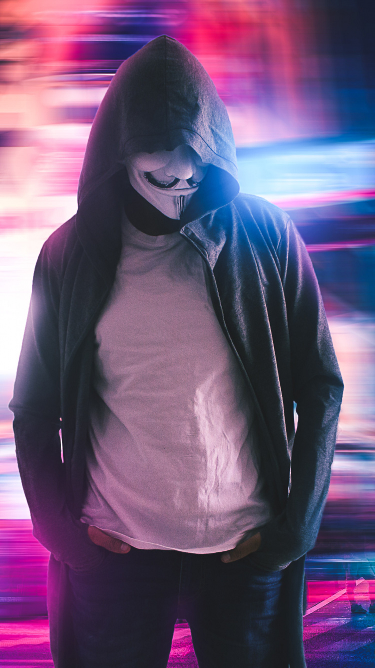 Mann in Schwarz-weißem Hoodie, Der Nachts Auf Der Straße Steht. Wallpaper in 750x1334 Resolution