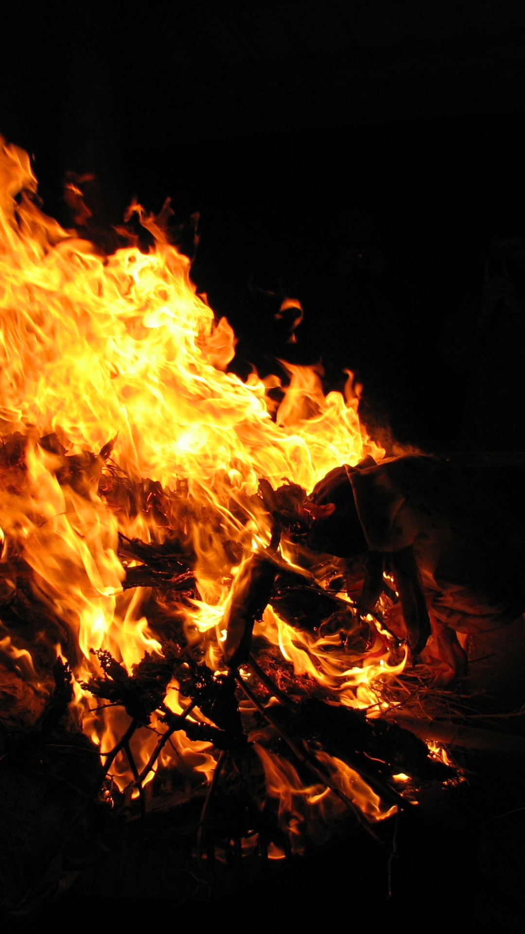 Fuego en la Oscuridad Durante la Noche. Wallpaper in 1080x1920 Resolution