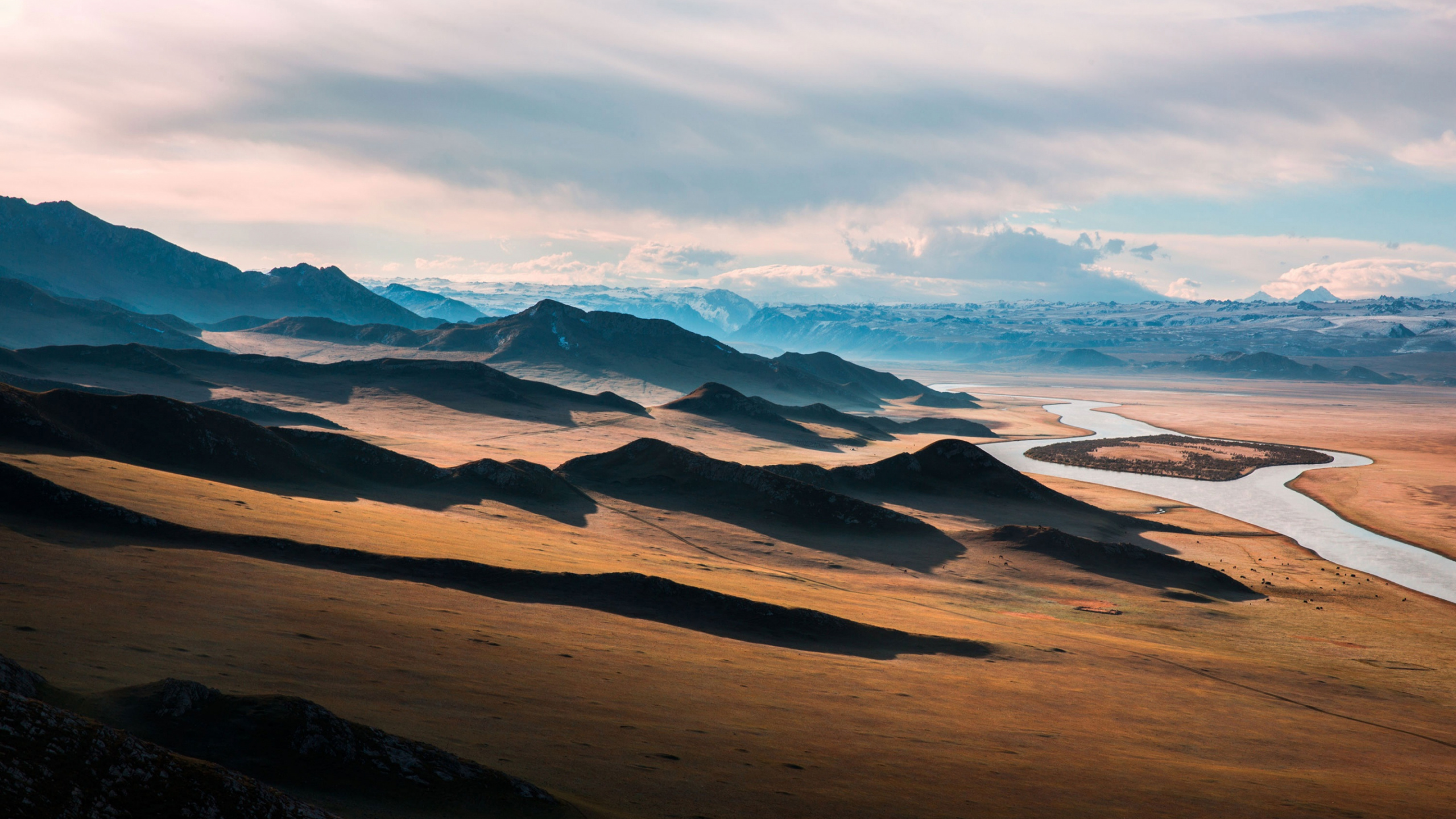 Sable Brun Sous Des Nuages Blancs Pendant la Journée. Wallpaper in 2560x1440 Resolution