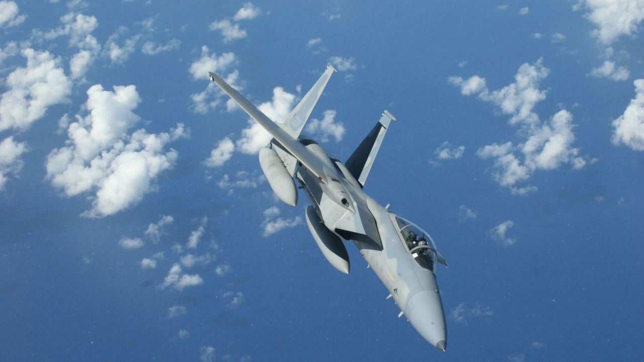 Avión de Combate Gris Volando en el Cielo. Wallpaper in 1280x720 Resolution