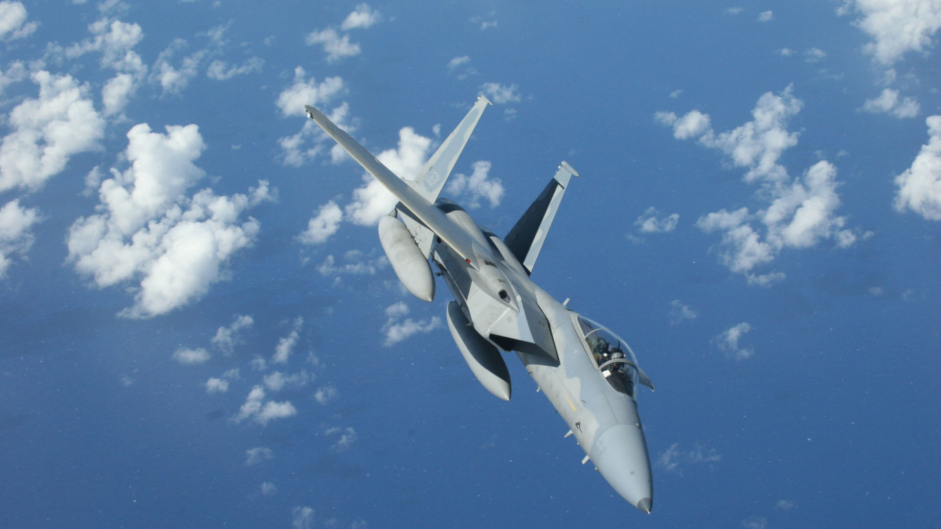 Avion de Chasse Gris Volant Dans le Ciel. Wallpaper in 1366x768 Resolution