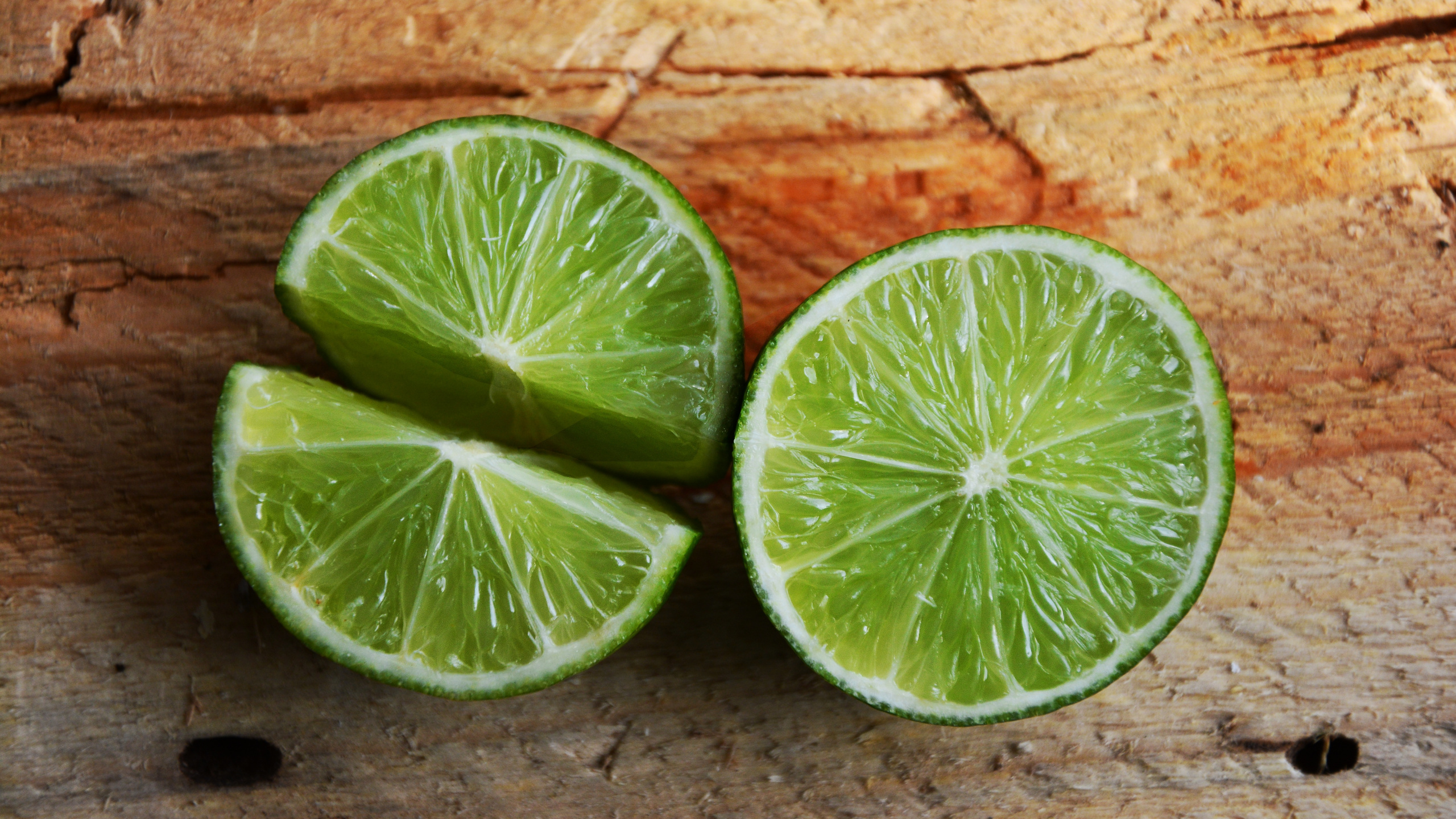 Rodajas de Limón en la Pared de Ladrillo Marrón. Wallpaper in 2560x1440 Resolution