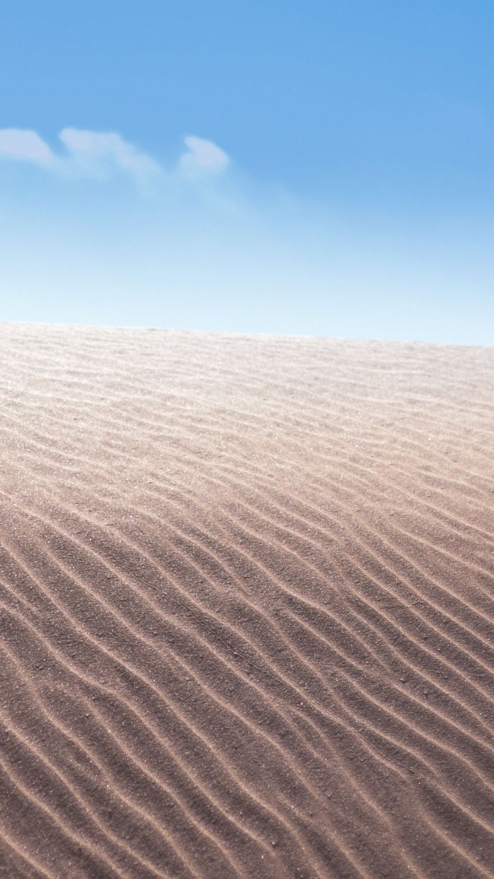 Tagsüber Brauner Sand Unter Blauem Himmel. Wallpaper in 720x1280 Resolution