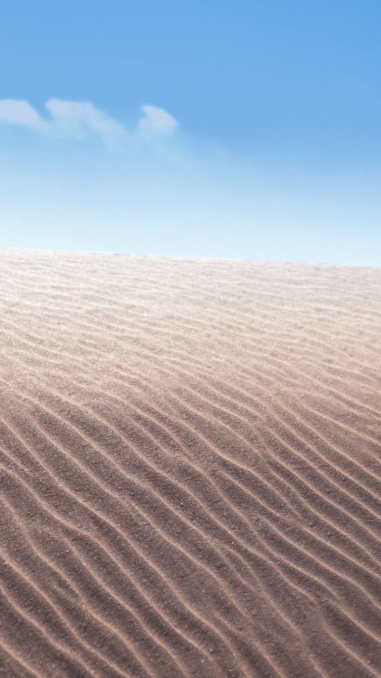 Tagsüber Brauner Sand Unter Blauem Himmel. Wallpaper in 750x1334 Resolution