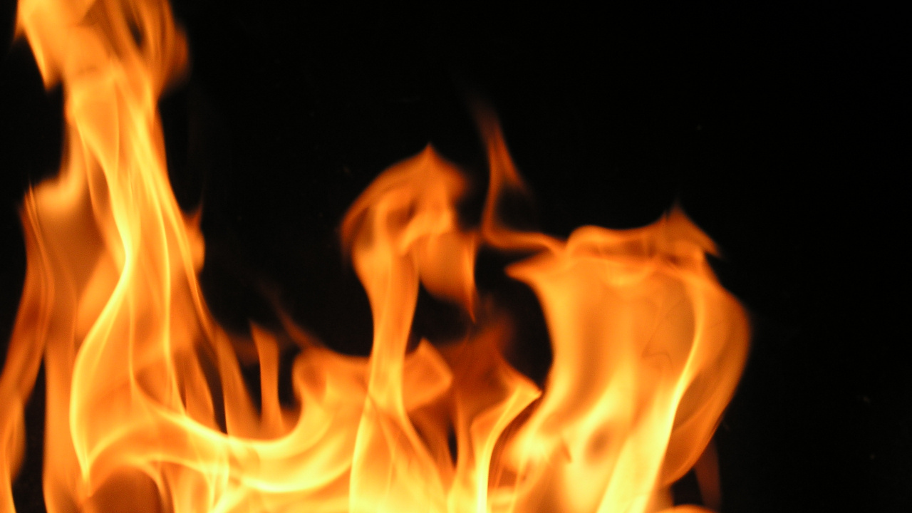 Fuego Naranja en Fondo Negro. Wallpaper in 1280x720 Resolution