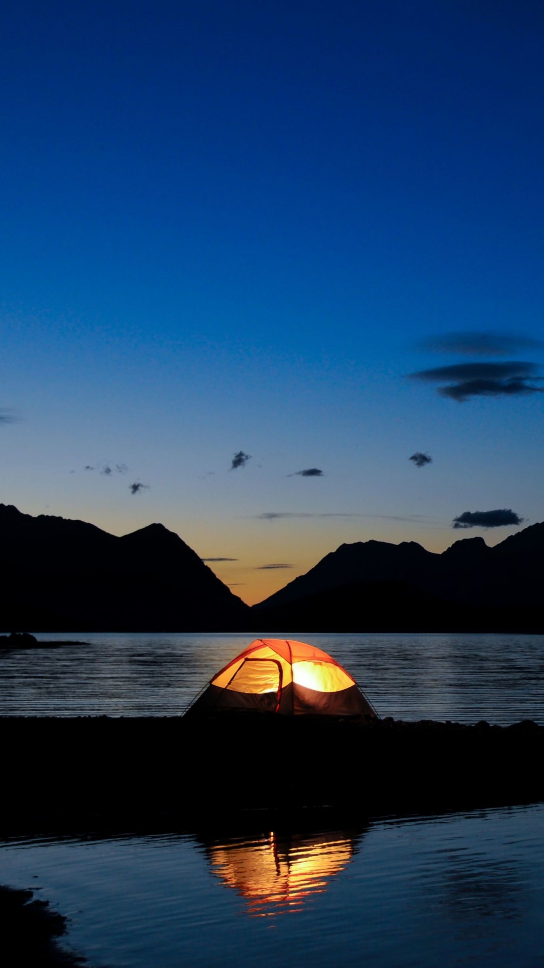Silueta de Montaña Cerca Del Cuerpo de Agua Durante la Puesta de Sol. Wallpaper in 1080x1920 Resolution