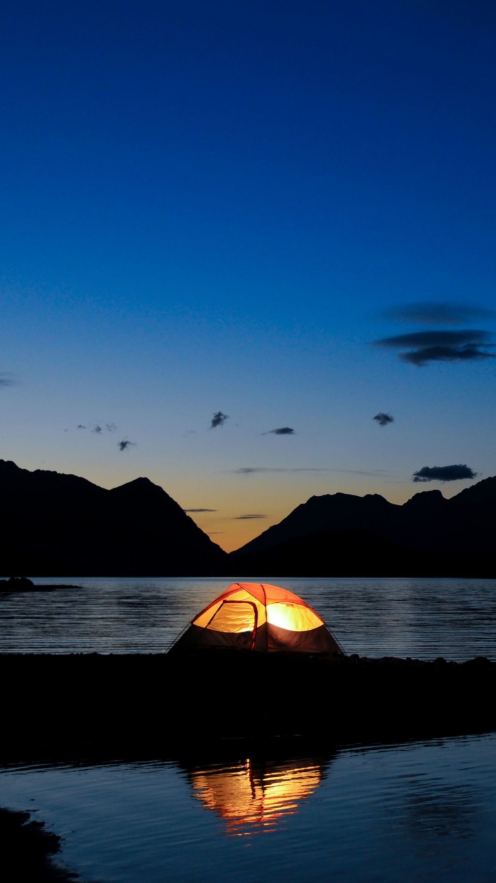 Silhouette de Montagne Près D'un Plan D'eau Pendant le Coucher du Soleil. Wallpaper in 720x1280 Resolution