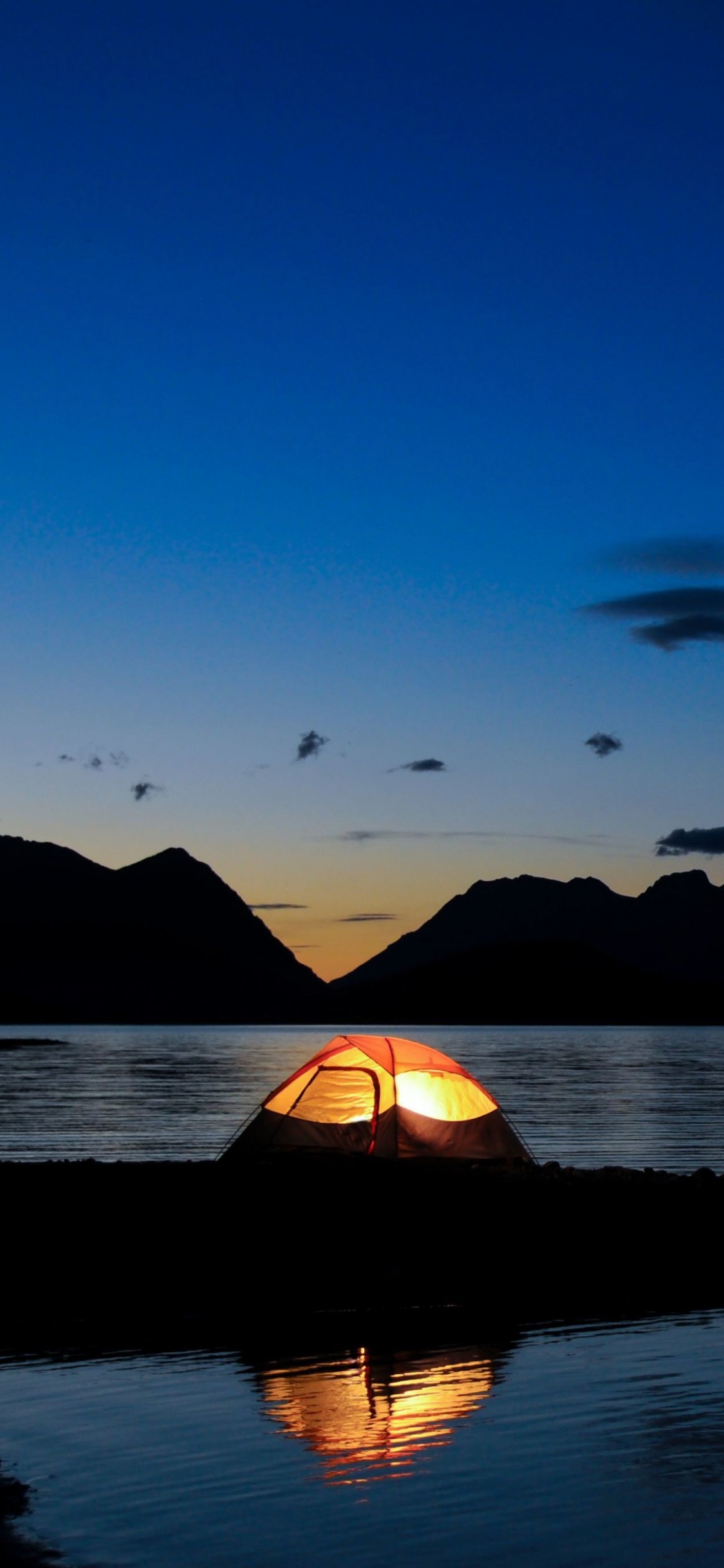 Silhouette Des Berges in Der Nähe Von Gewässern Bei Sonnenuntergang. Wallpaper in 1125x2436 Resolution