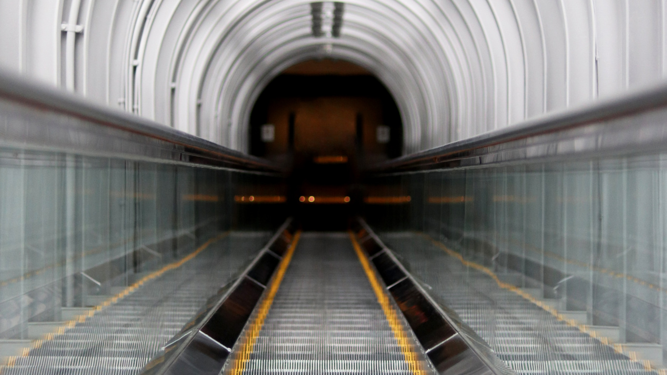 Weißer Und Schwarzer Tunnel Mit Brauner Holztür. Wallpaper in 1366x768 Resolution