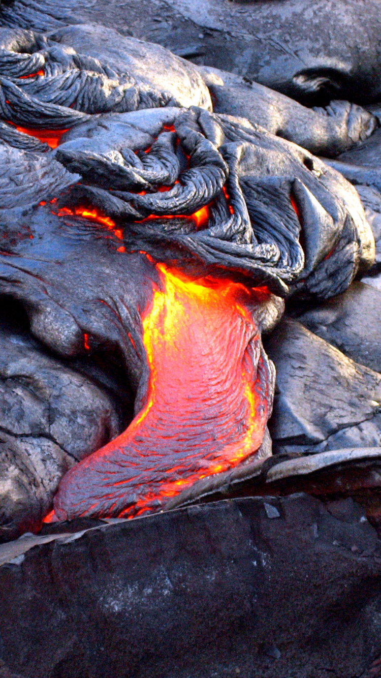 Fuego Negro y Naranja Sobre Roca Gris. Wallpaper in 750x1334 Resolution