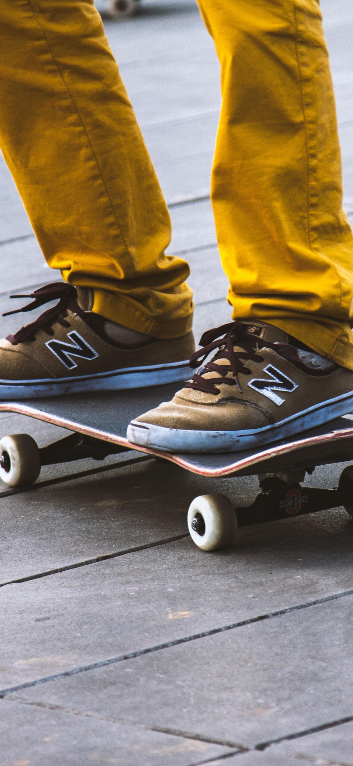 Person in Blauen Jeans Und Blauen Nike-Turnschuhen, Die Auf Blauem Skateboard Reitet. Wallpaper in 1125x2436 Resolution