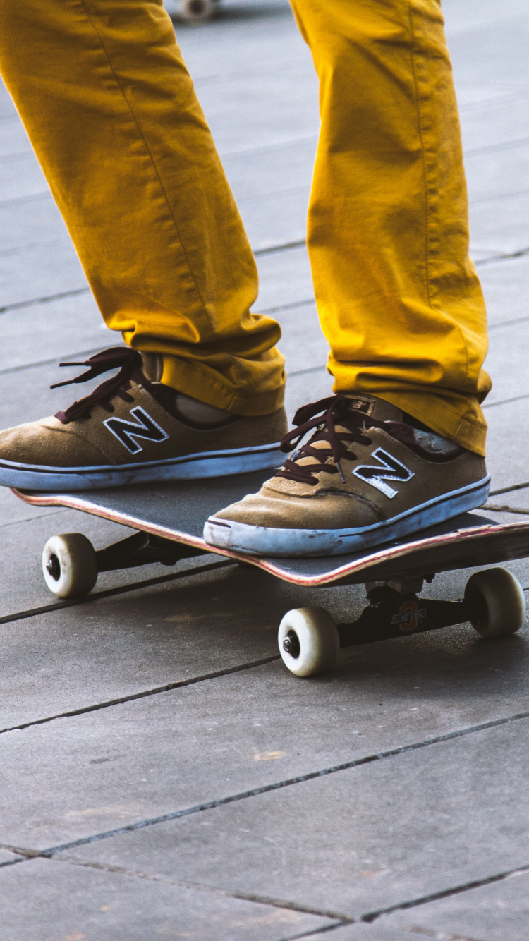 Person in Blauen Jeans Und Blauen Nike-Turnschuhen, Die Auf Blauem Skateboard Reitet. Wallpaper in 750x1334 Resolution