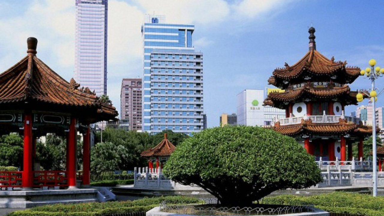 Green Trees Near Brown and White Concrete Building During Daytime. Wallpaper in 1280x720 Resolution