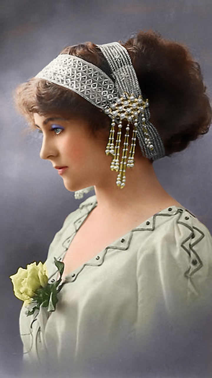 Femme en Robe Blanche Portant un Chapeau Blanc et Noir. Wallpaper in 720x1280 Resolution