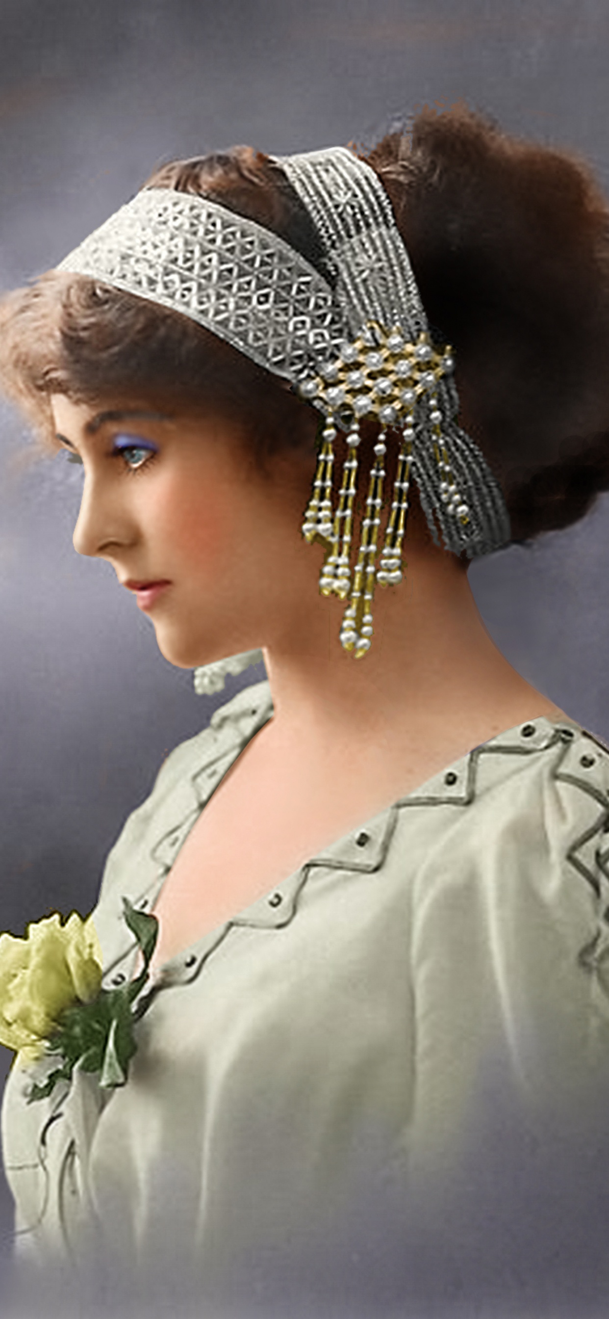 Frau im Weißen Kleid Mit Weißem Und Schwarzem Hut. Wallpaper in 1242x2688 Resolution