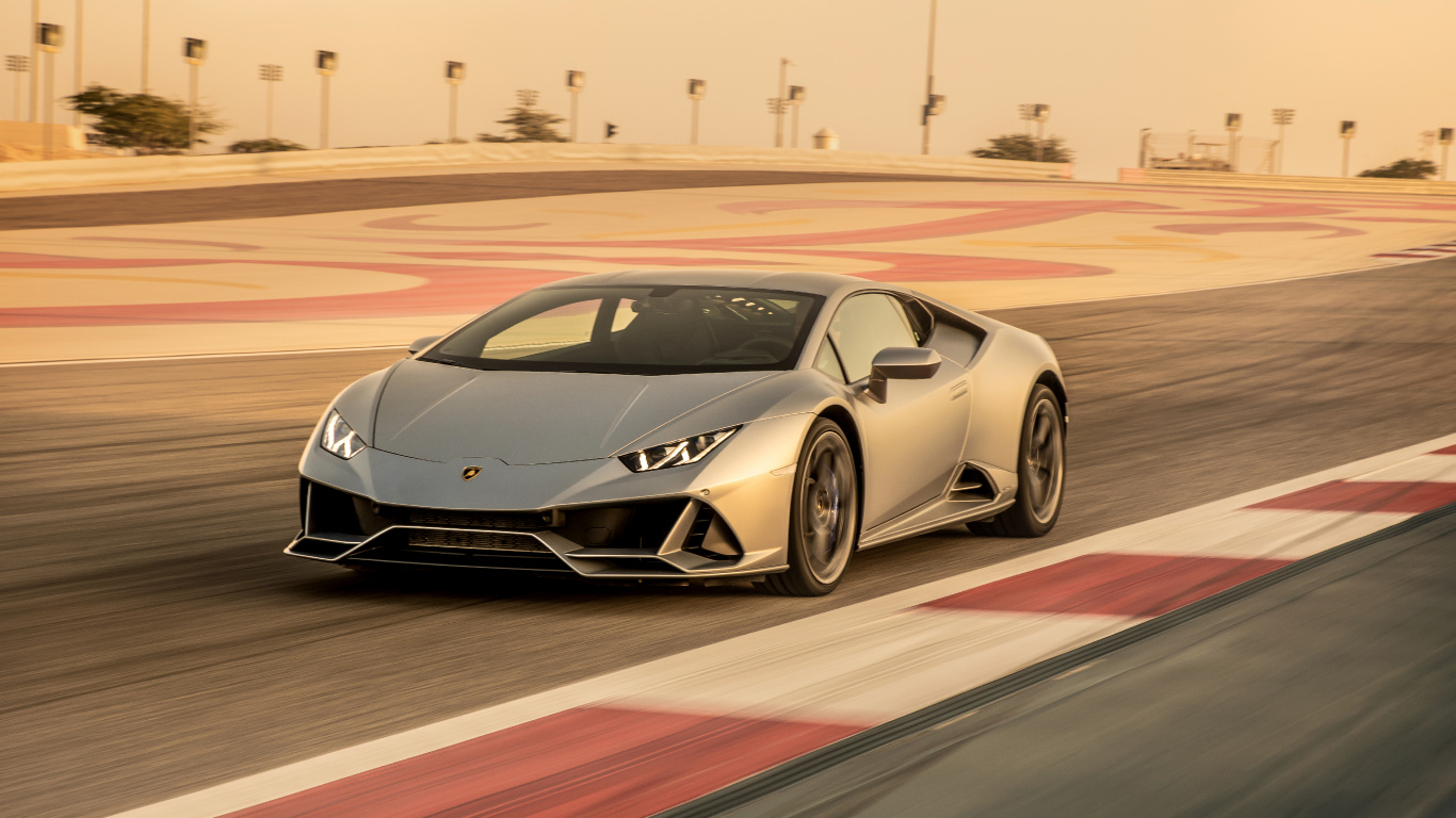 Porsche 911 Blanco y Negro en el Campo de la Pista. Wallpaper in 1366x768 Resolution