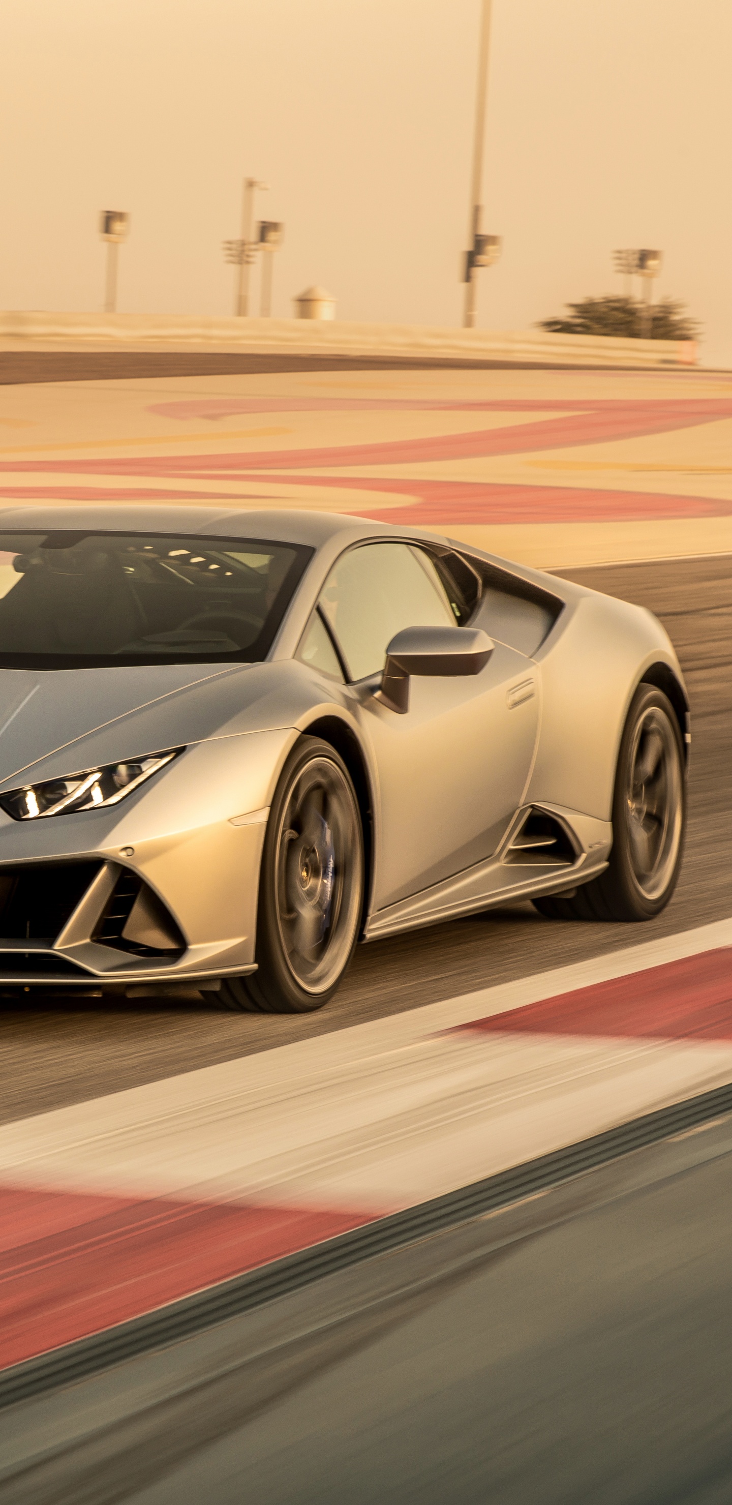 Porsche 911 Blanche et Noire Sur Piste. Wallpaper in 1440x2960 Resolution