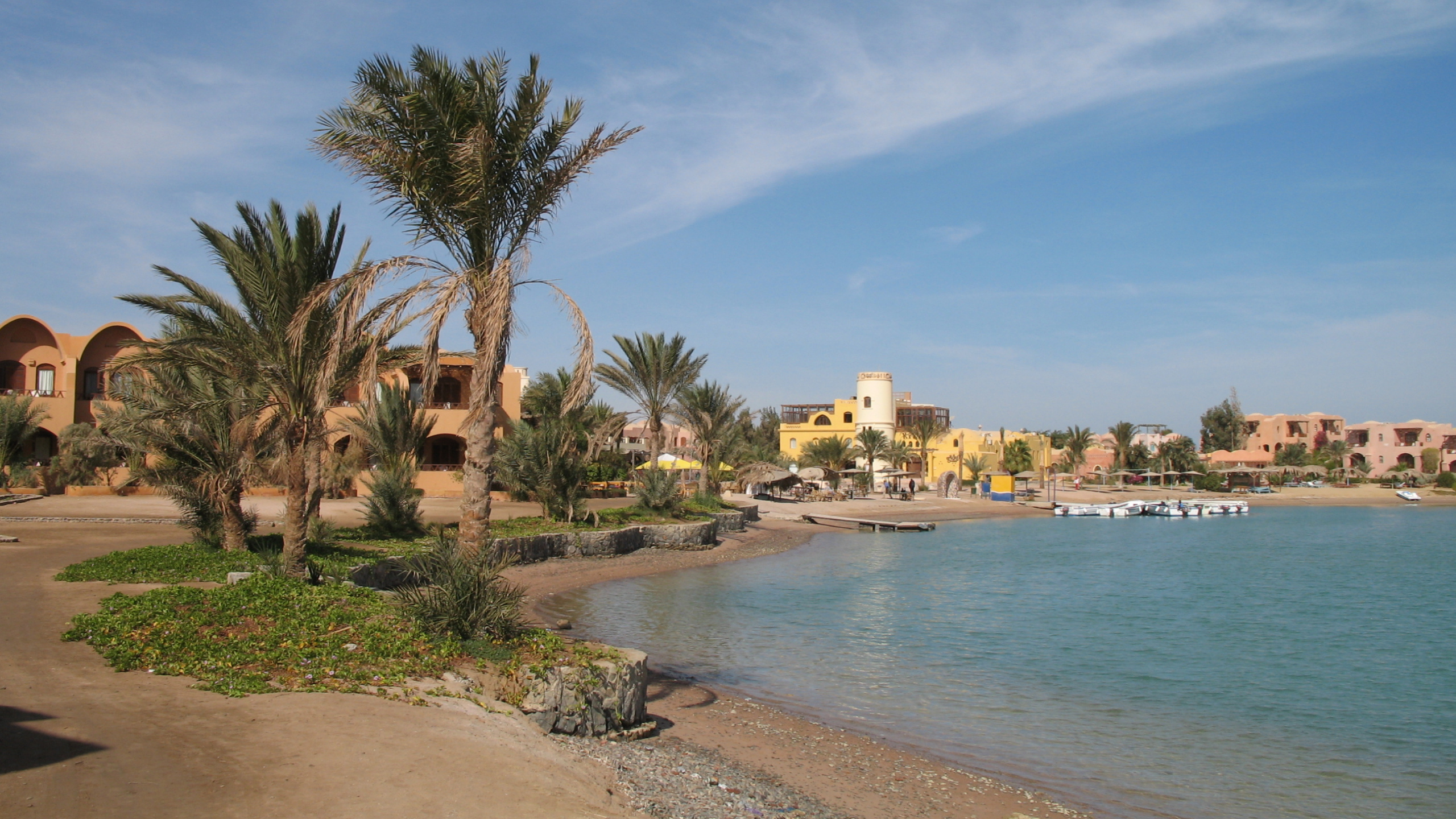 White Concrete Building Near Body of Water During Daytime. Wallpaper in 2560x1440 Resolution