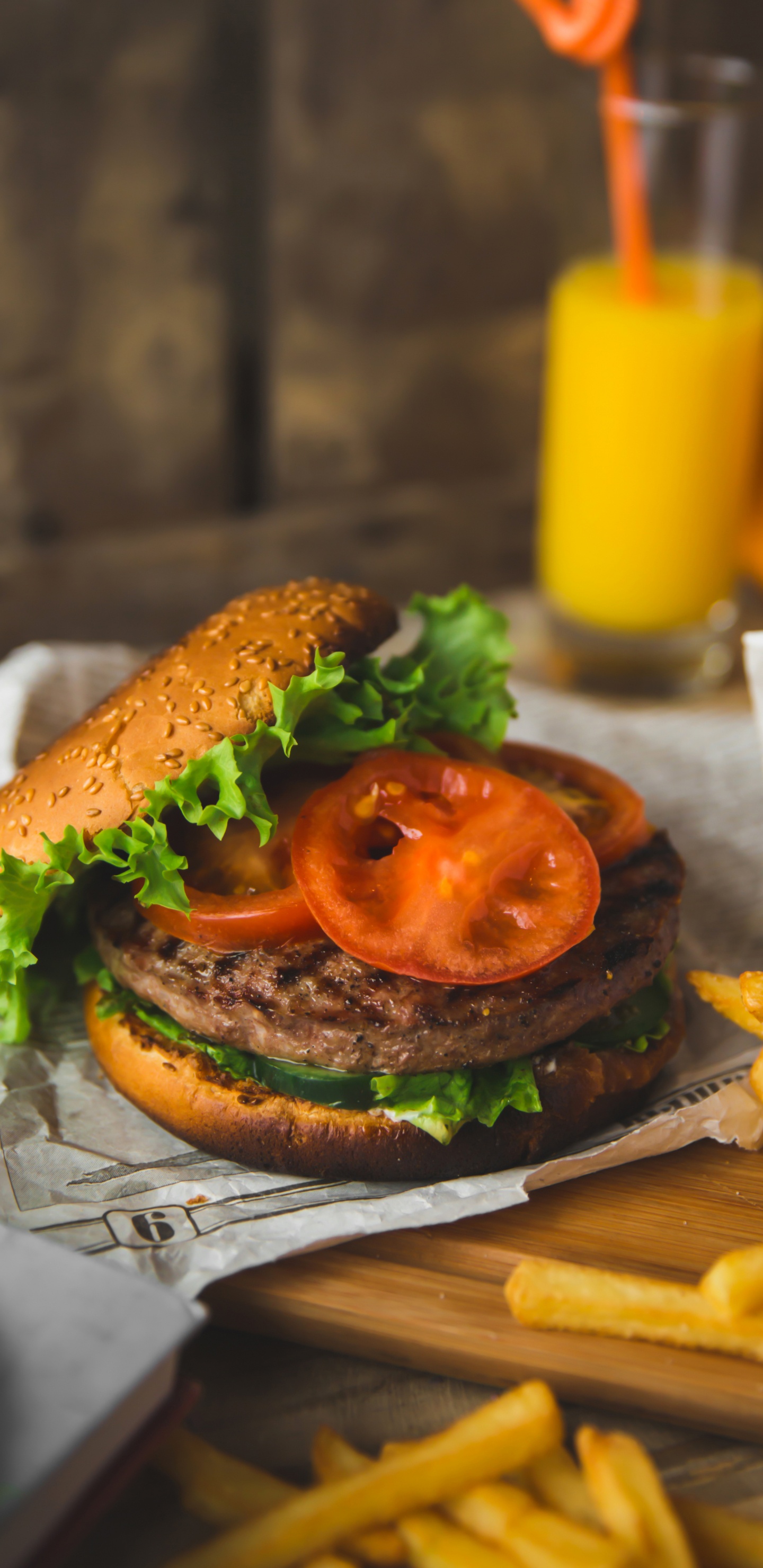 Burger Mit Salat Und Tomate Auf Weißem Papier. Wallpaper in 1440x2960 Resolution