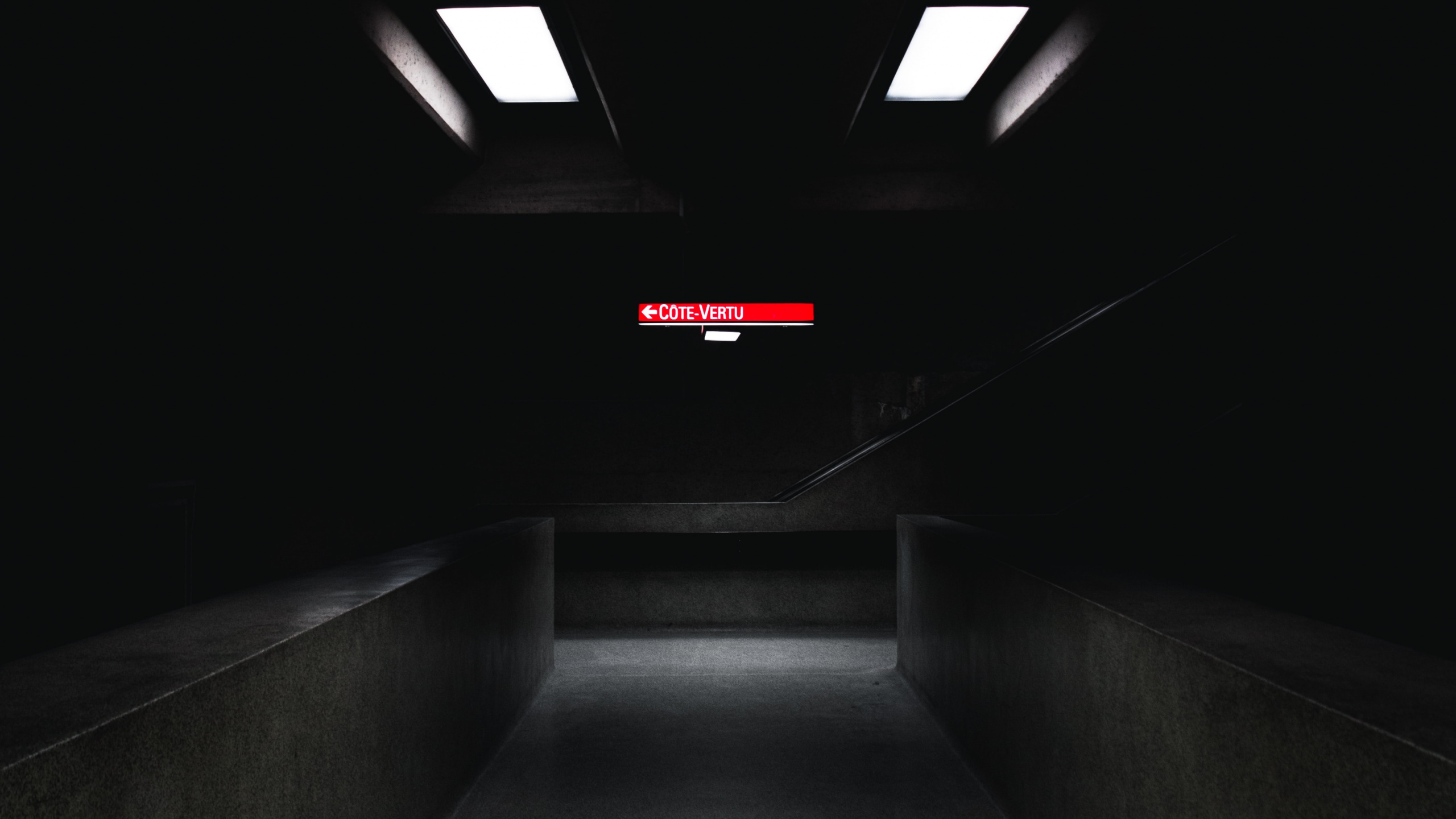 Weiße Decke Mit Leuchte. Wallpaper in 2560x1440 Resolution