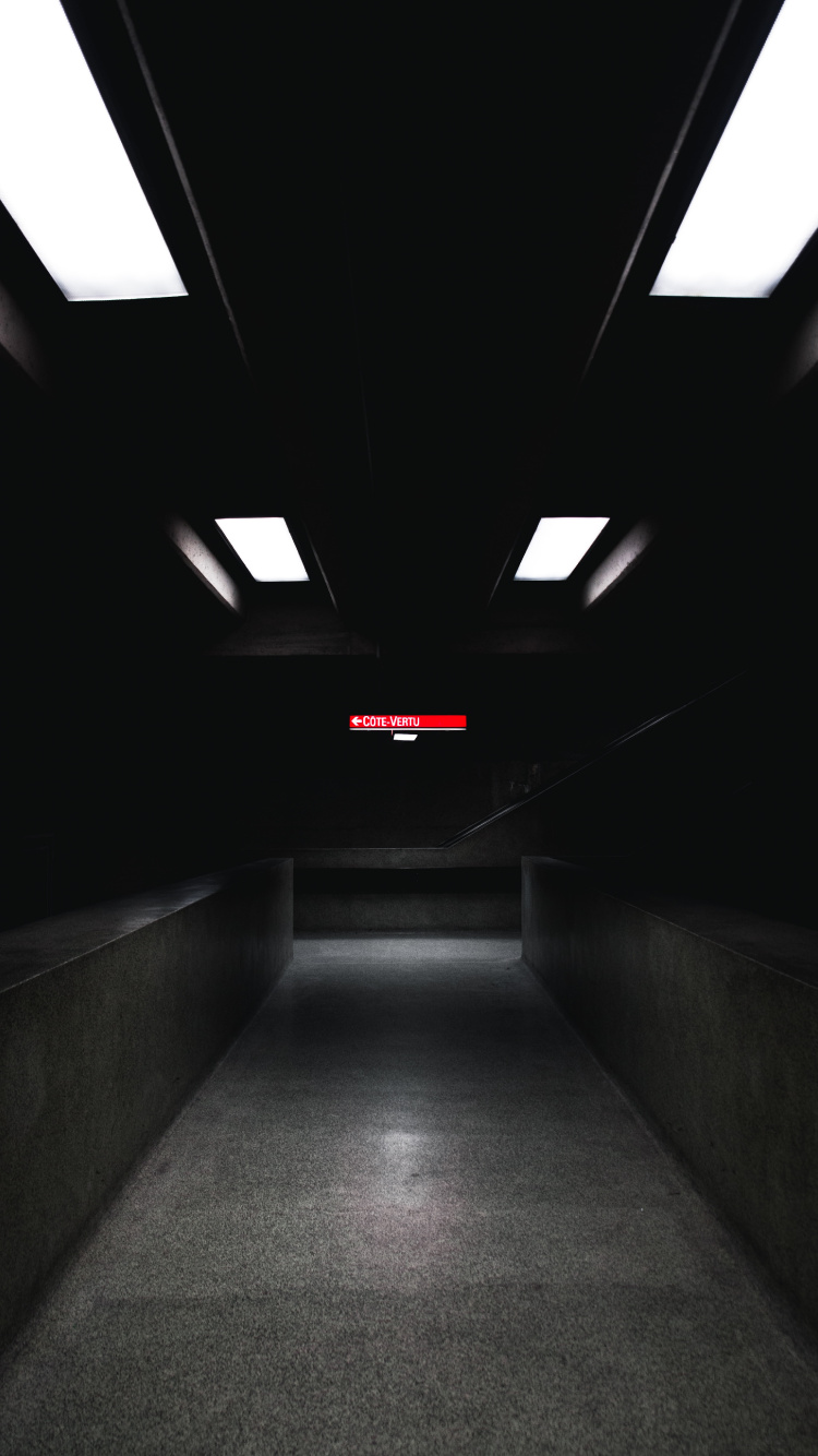 Weiße Decke Mit Leuchte. Wallpaper in 750x1334 Resolution