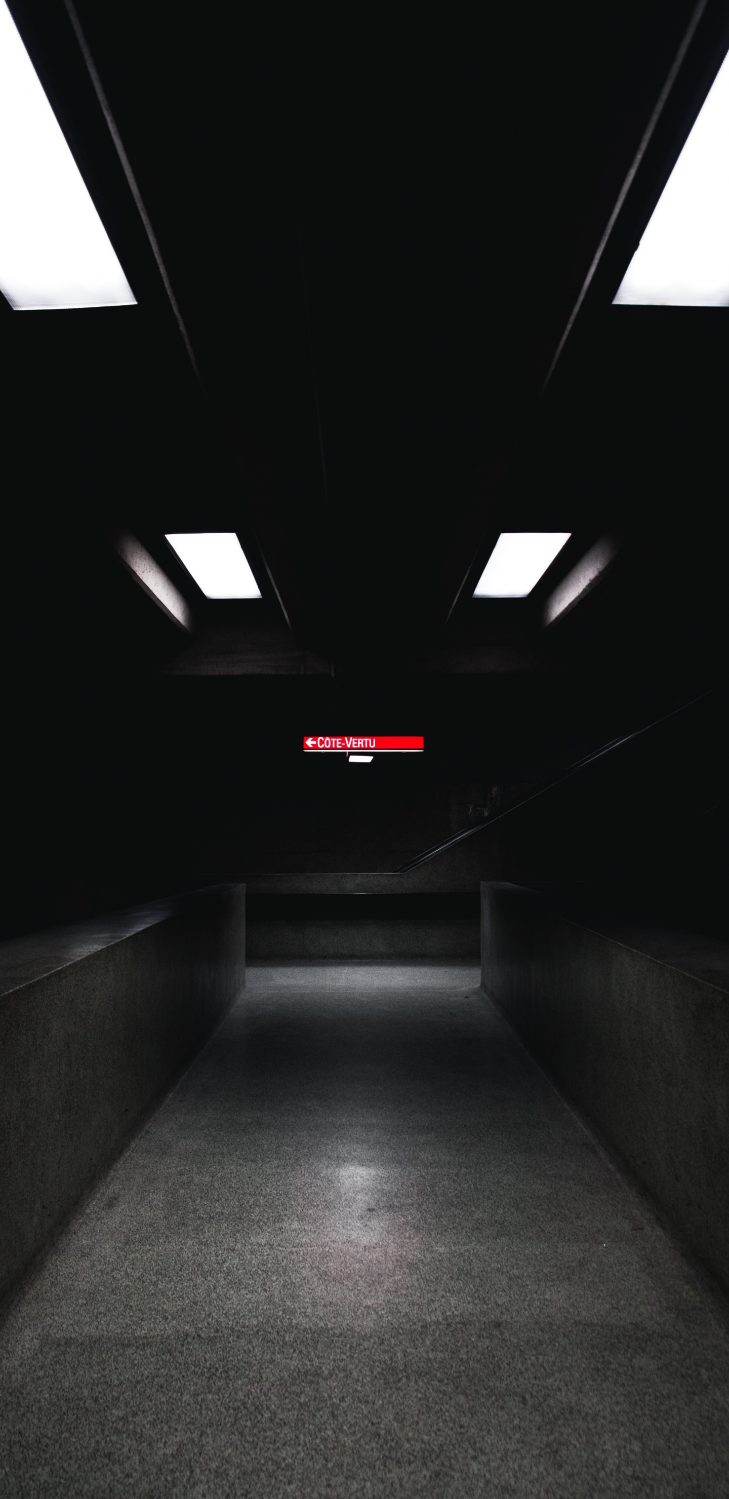 Techo Blanco Con Lámpara. Wallpaper in 1440x2960 Resolution