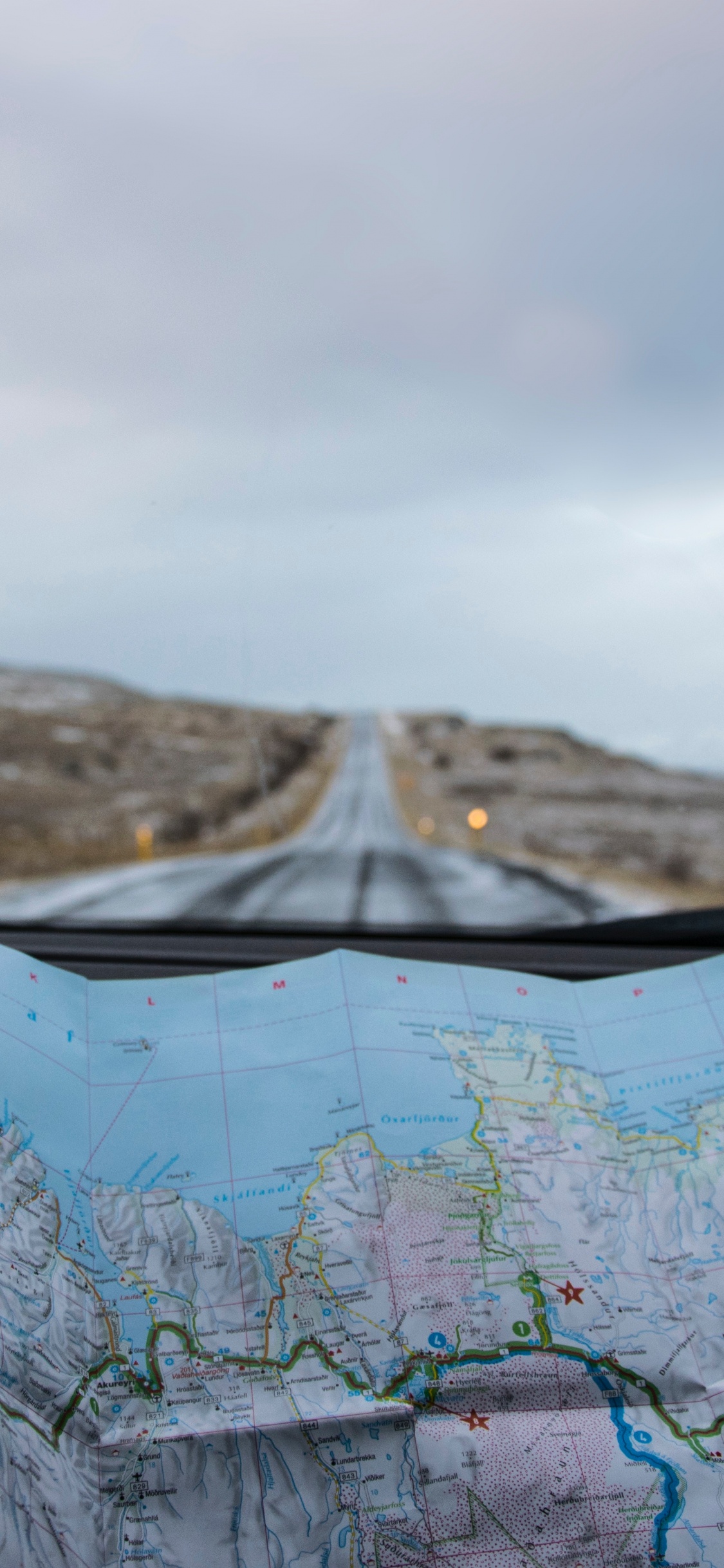 Textile Blanc et Bleu Sur Une Clôture en Bois Marron. Wallpaper in 1125x2436 Resolution