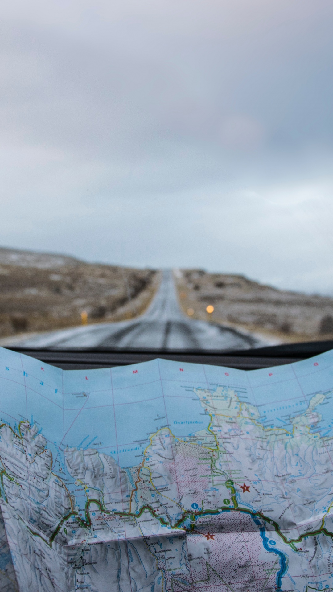 Weißes Und Blaues Textil Auf Braunem Holzzaun. Wallpaper in 1080x1920 Resolution