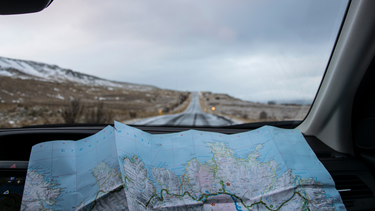 Weißes Und Blaues Textil Auf Braunem Holzzaun. Wallpaper in 1280x720 Resolution