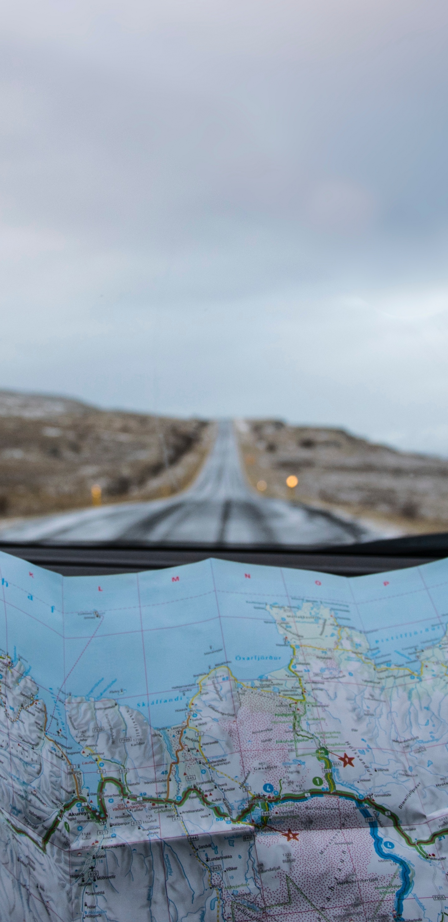 Weißes Und Blaues Textil Auf Braunem Holzzaun. Wallpaper in 1440x2960 Resolution