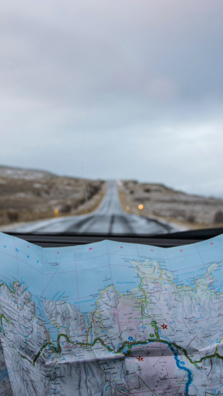 Weißes Und Blaues Textil Auf Braunem Holzzaun. Wallpaper in 750x1334 Resolution