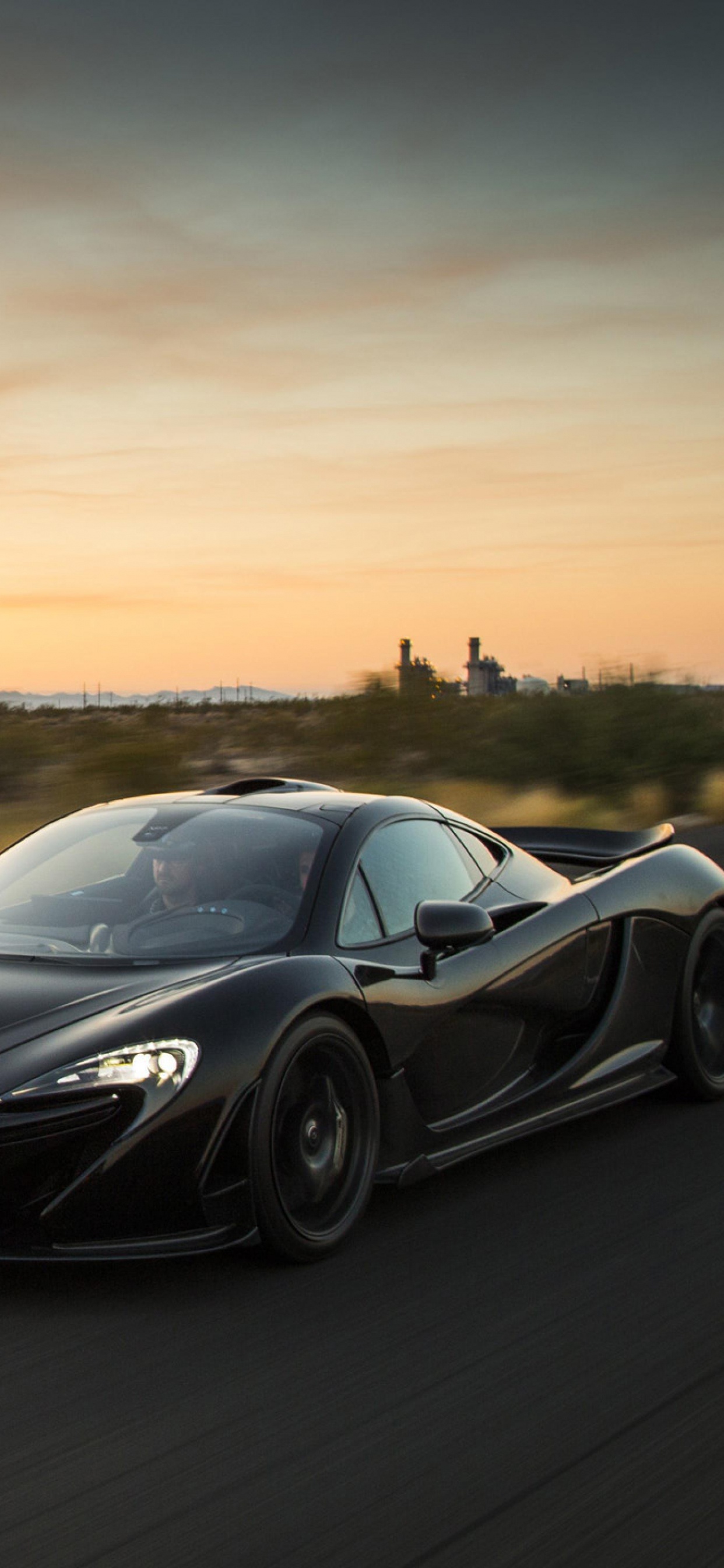 Porsche 911 Noire Sur Route Pendant la Journée. Wallpaper in 1242x2688 Resolution