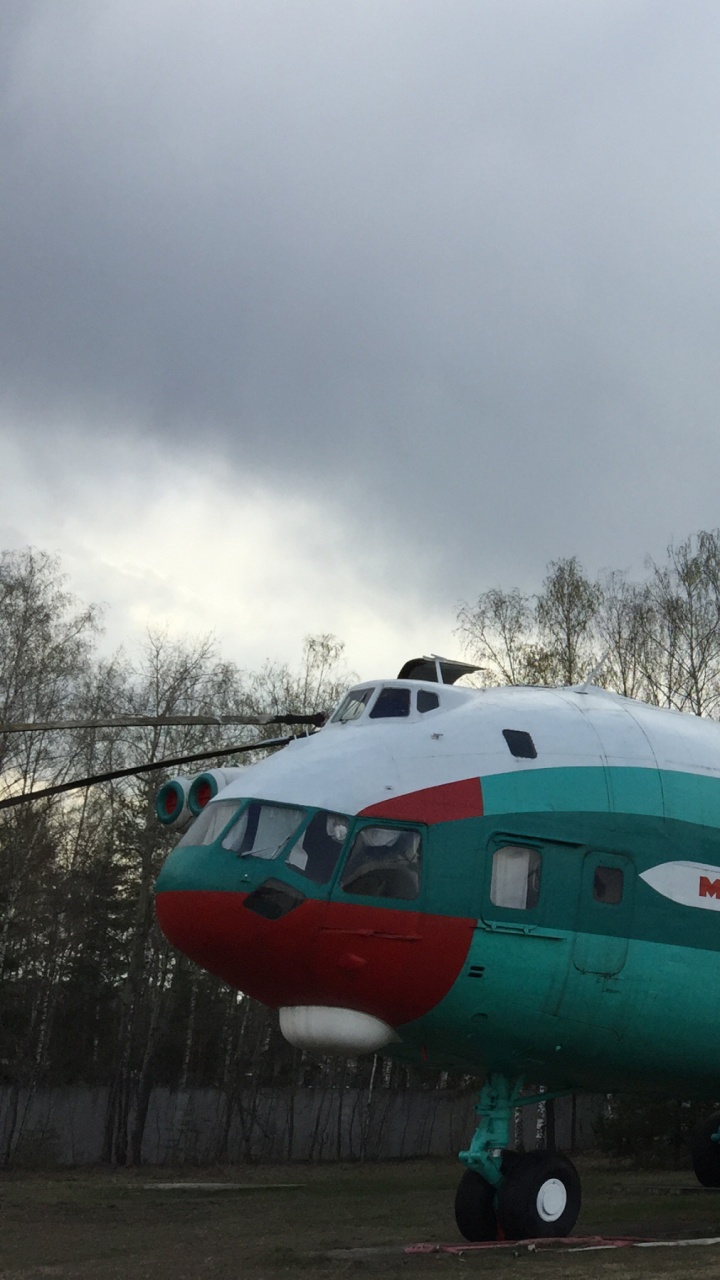 Weißes Und Blaues Flugzeug Unter Weißen Wolken Tagsüber. Wallpaper in 720x1280 Resolution