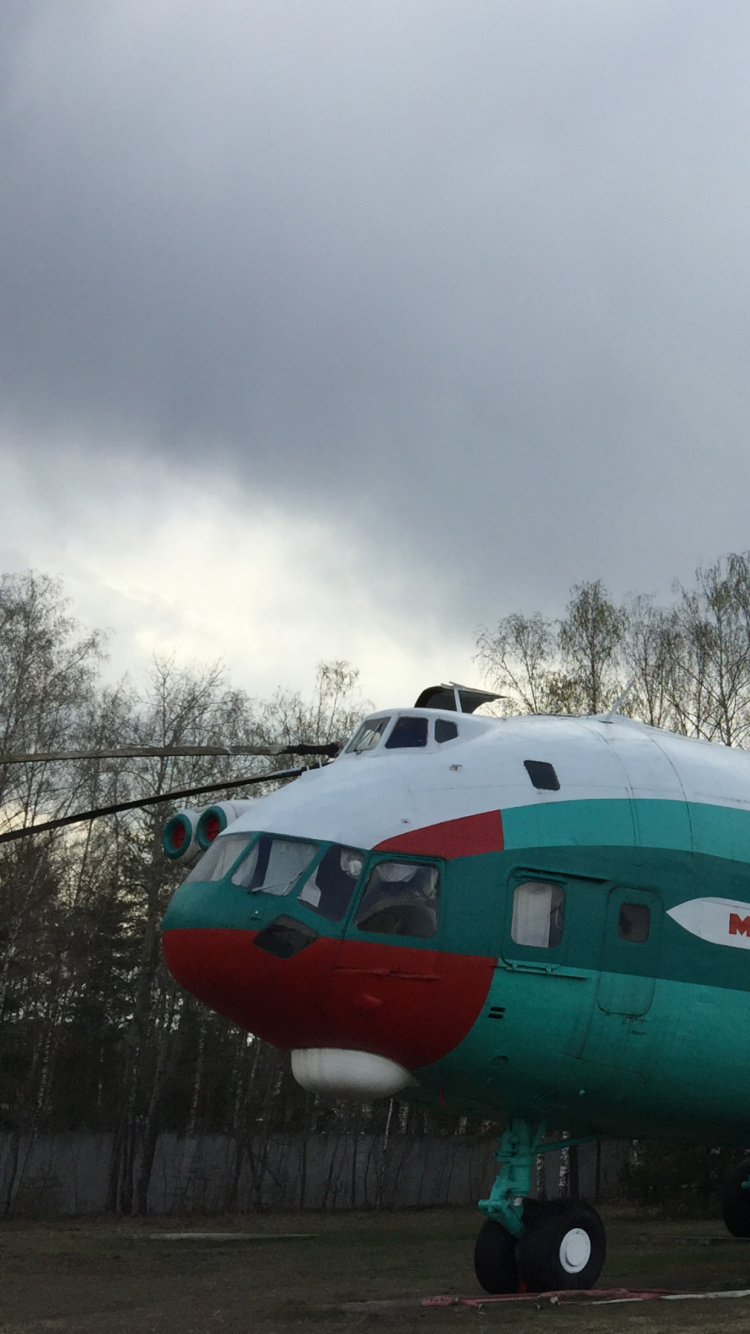 Weißes Und Blaues Flugzeug Unter Weißen Wolken Tagsüber. Wallpaper in 750x1334 Resolution