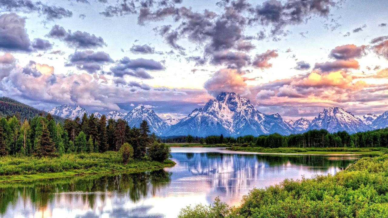 Grüne Bäume in Der Nähe Des Sees Unter Bewölktem Himmel Tagsüber. Wallpaper in 1280x720 Resolution