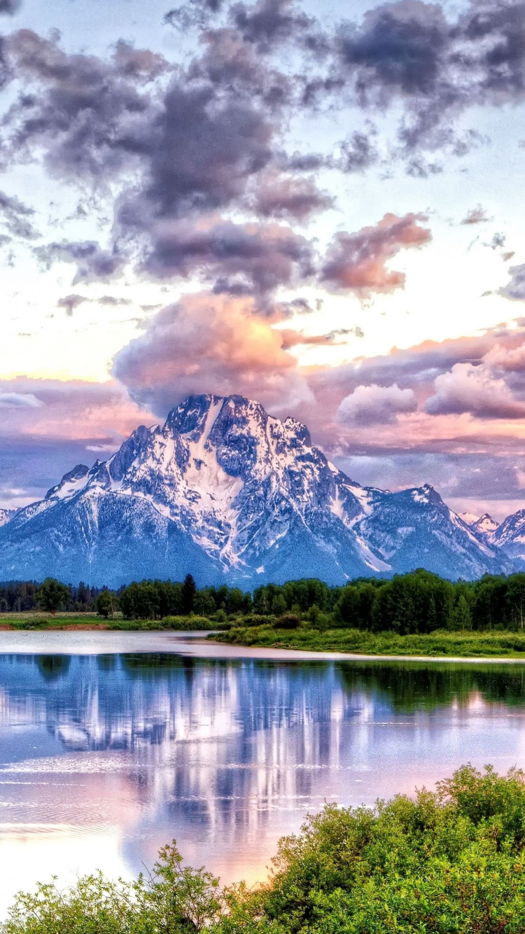 Grüne Bäume in Der Nähe Des Sees Unter Bewölktem Himmel Tagsüber. Wallpaper in 750x1334 Resolution