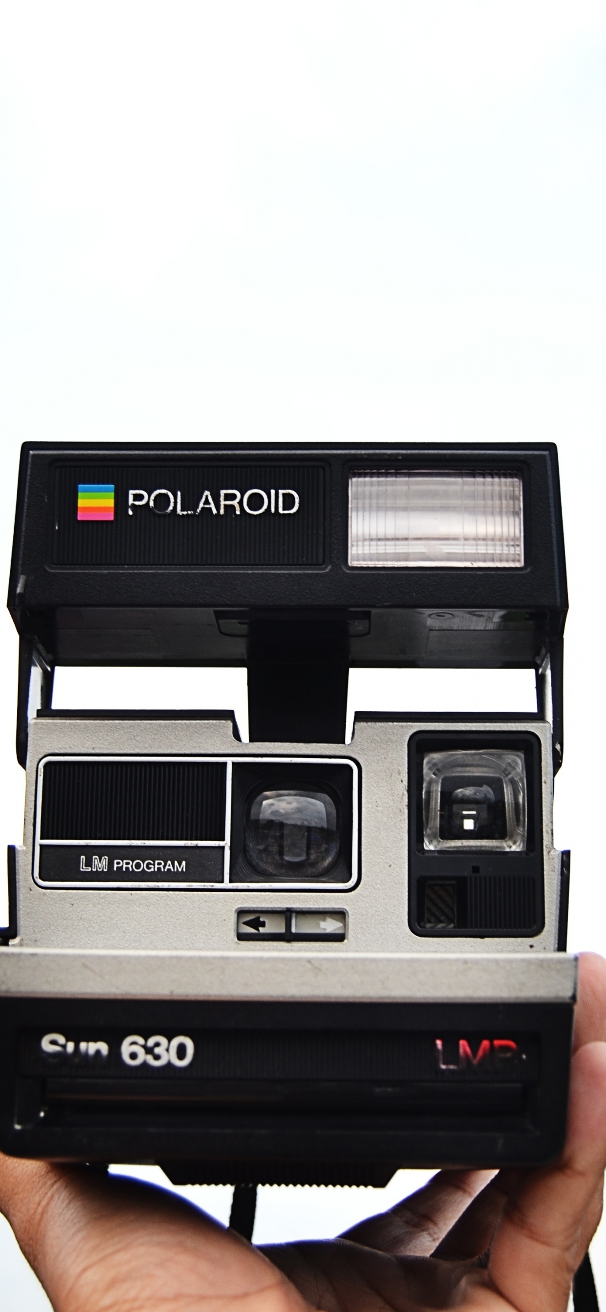 Schwarz-weiß Polaroid-Kamera. Wallpaper in 1242x2688 Resolution