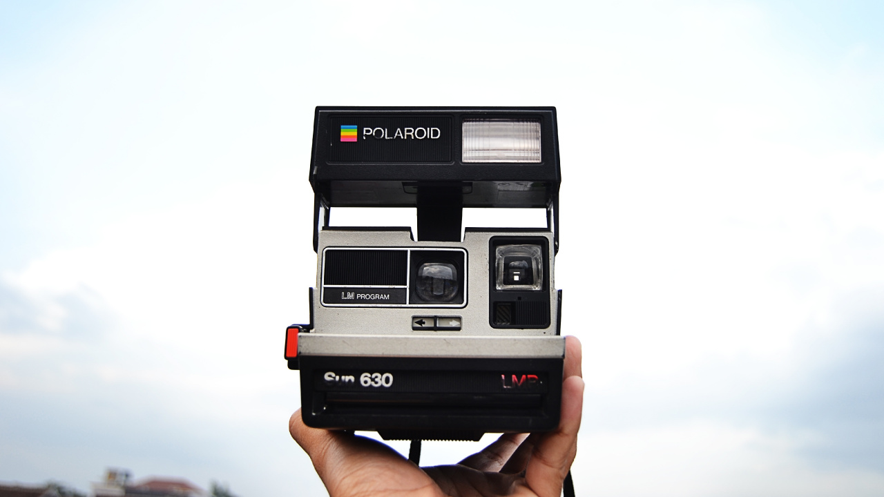 Schwarz-weiß Polaroid-Kamera. Wallpaper in 1280x720 Resolution