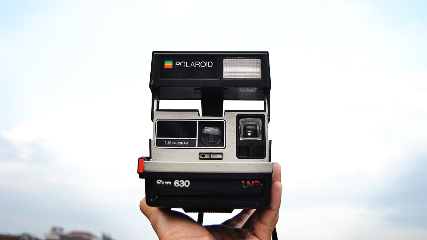 Schwarz-weiß Polaroid-Kamera. Wallpaper in 1366x768 Resolution