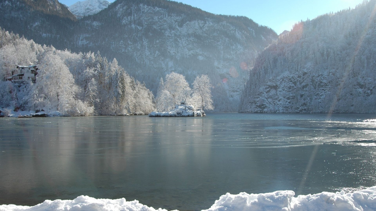 Gewässer in Der Nähe Von Grünen Bäumen Und Bergen Tagsüber. Wallpaper in 1280x720 Resolution