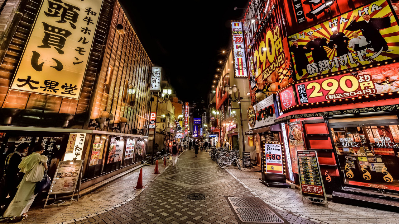 Personnes Marchant Dans la Rue Pendant la Nuit. Wallpaper in 1280x720 Resolution
