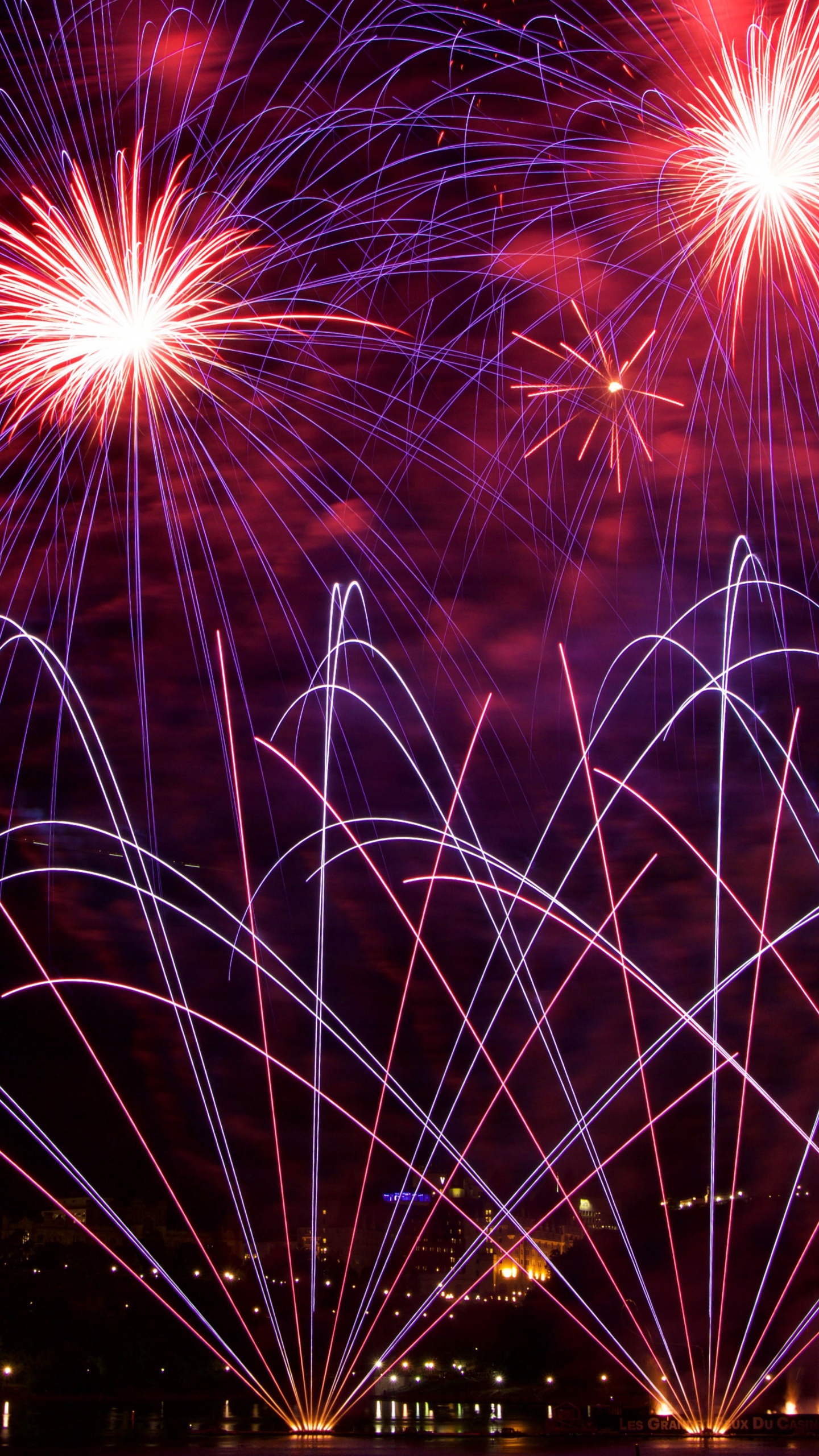 Feu D'artifice Pendant la Nuit. Wallpaper in 1440x2560 Resolution