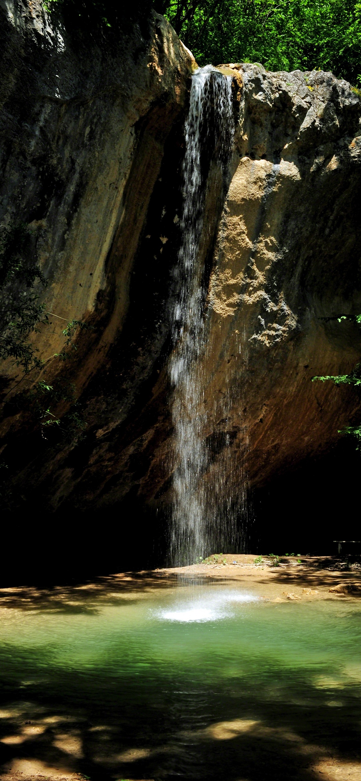 L'eau Tombe Dans la Grotte Pendant la Journée. Wallpaper in 1242x2688 Resolution