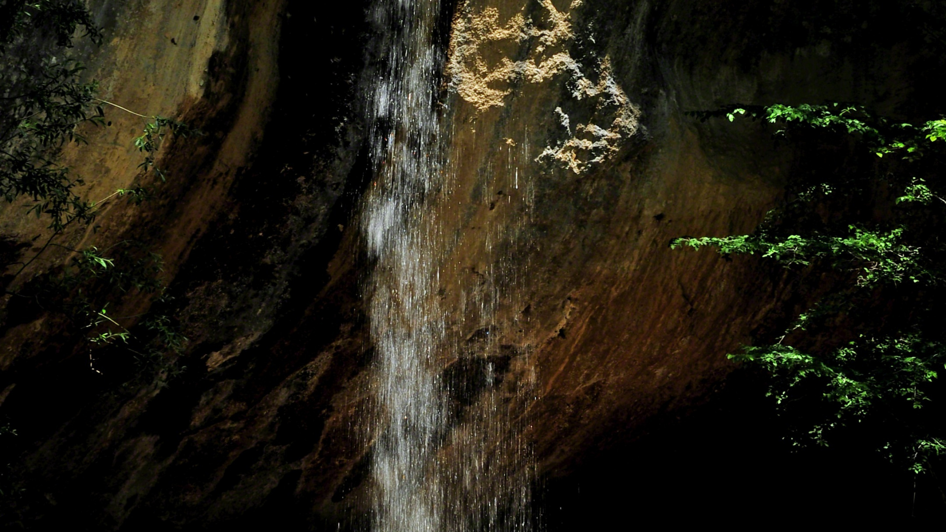 El Agua Cae en la Cueva Durante el Día.. Wallpaper in 1920x1080 Resolution