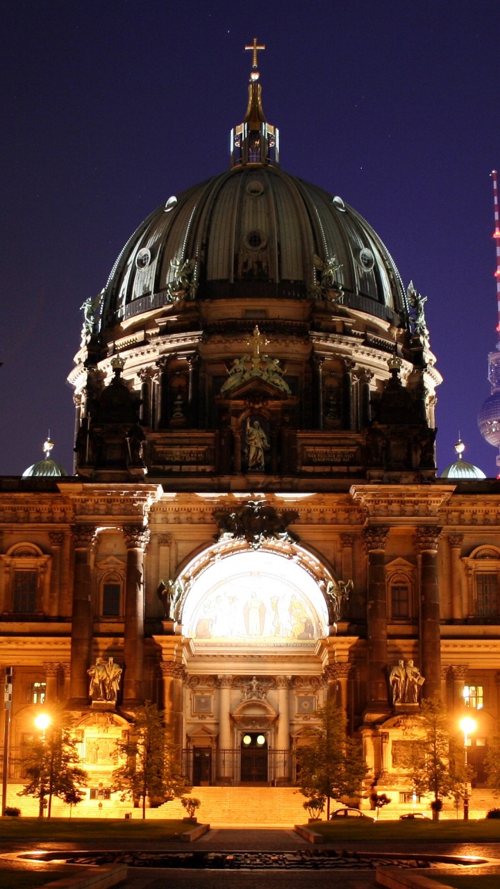 Braunes Betongebäude Während Der Nacht. Wallpaper in 720x1280 Resolution