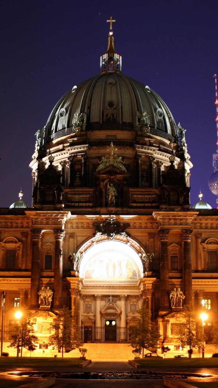 Braunes Betongebäude Während Der Nacht. Wallpaper in 750x1334 Resolution