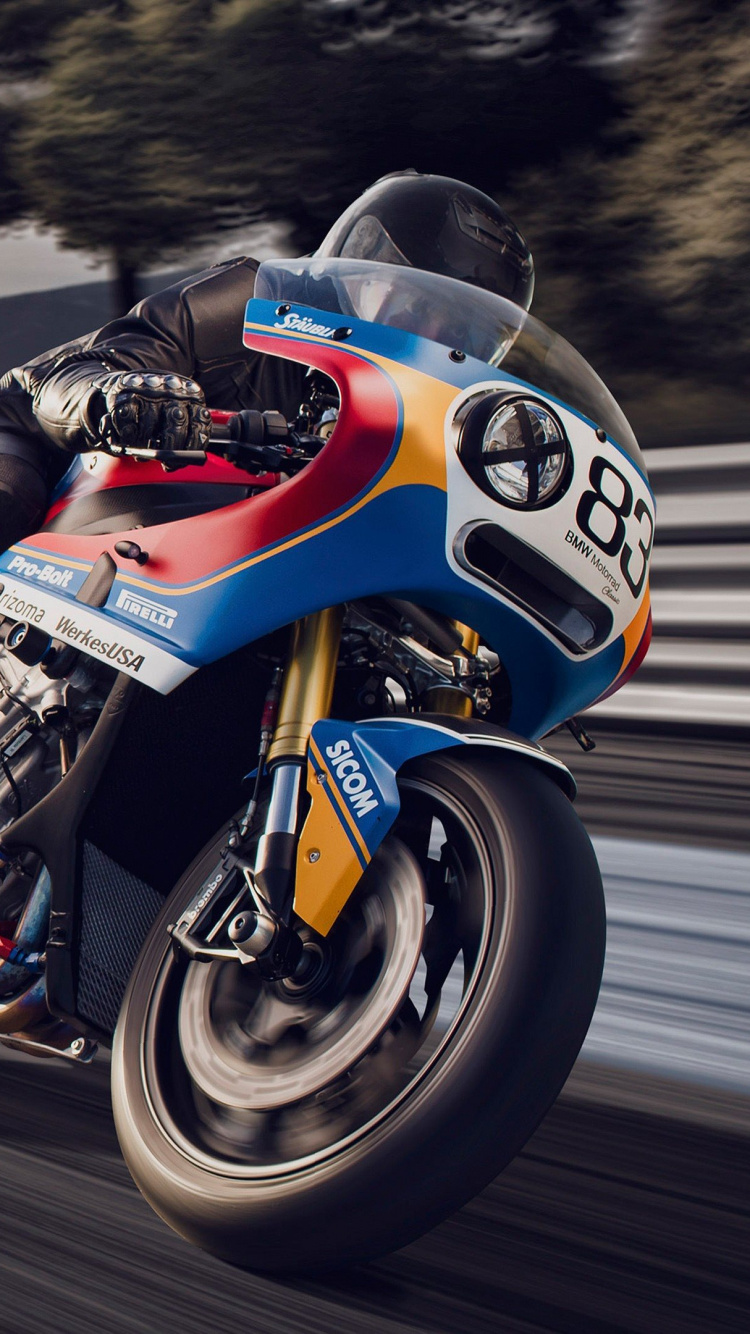 Mann in Schwarzer Jacke, Der Tagsüber Orangefarbenes Sportrad Auf Grauer Asphaltstraße Fährt. Wallpaper in 750x1334 Resolution