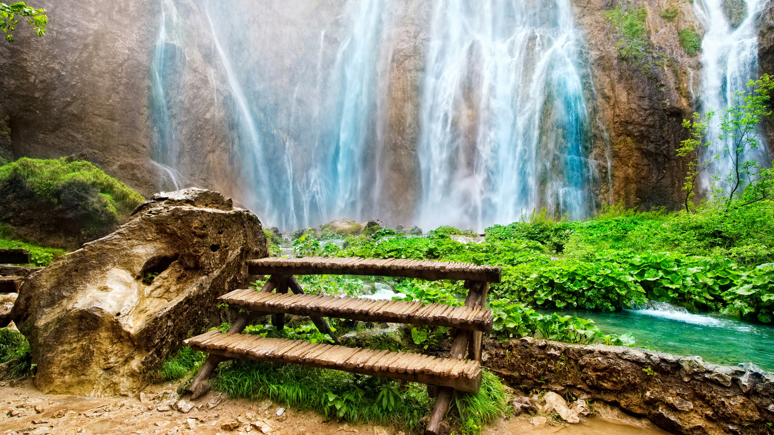 Brown Wooden Bench Near Waterfalls During Daytime. Wallpaper in 2560x1440 Resolution